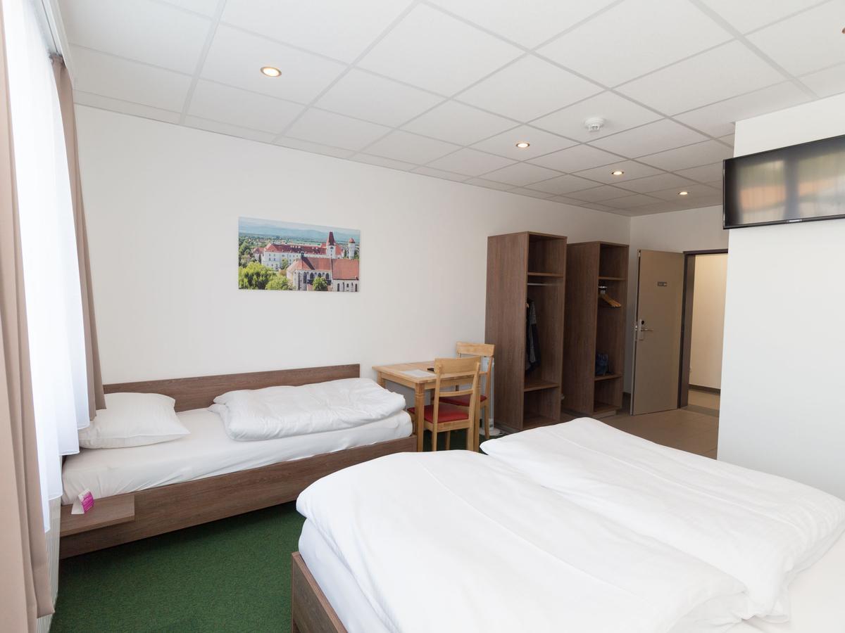Winbudget "Bed&Breakfast" Wiener Neustadt Bagian luar foto
