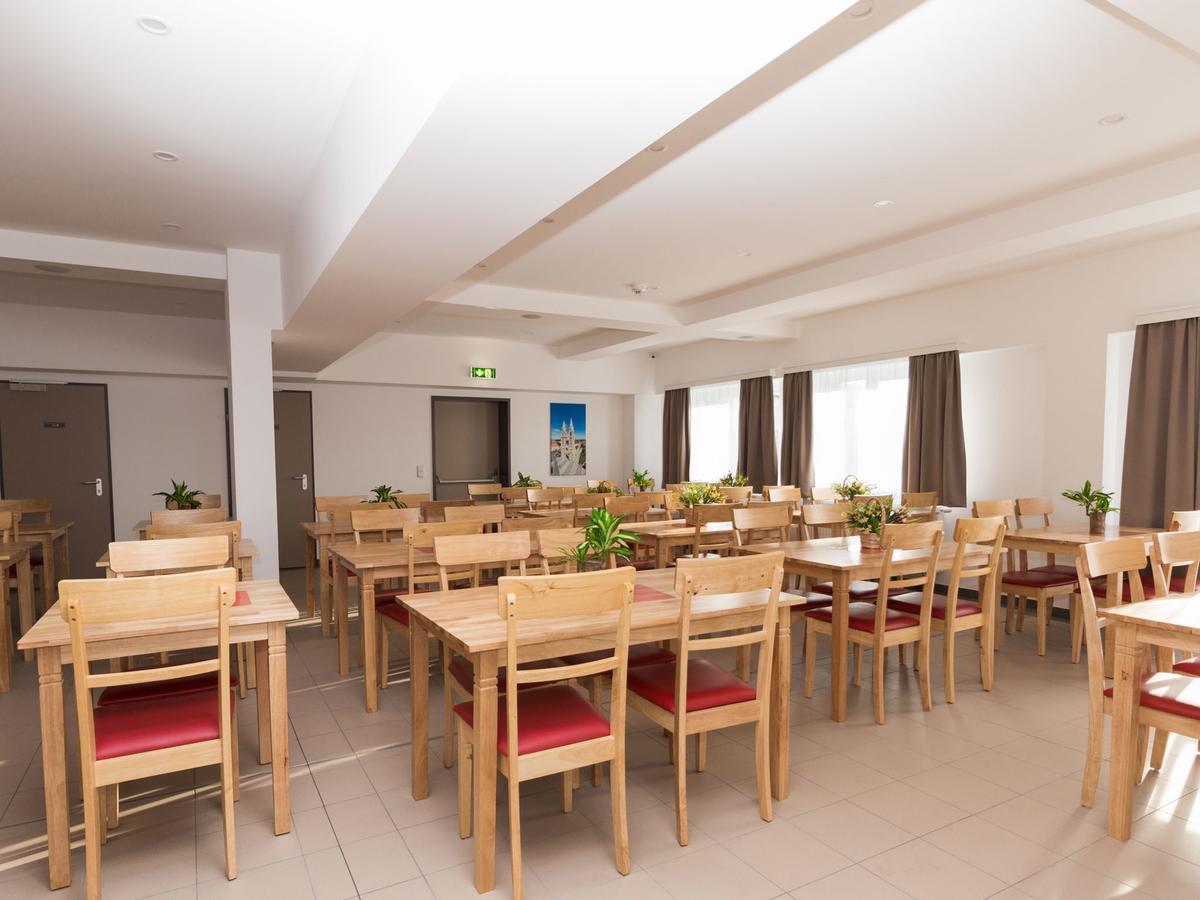 Winbudget "Bed&Breakfast" Wiener Neustadt Bagian luar foto