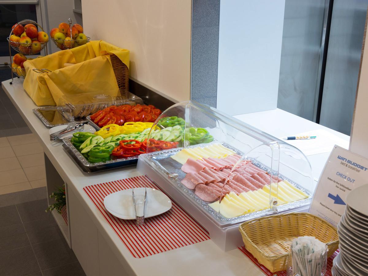 Winbudget "Bed&Breakfast" Wiener Neustadt Bagian luar foto
