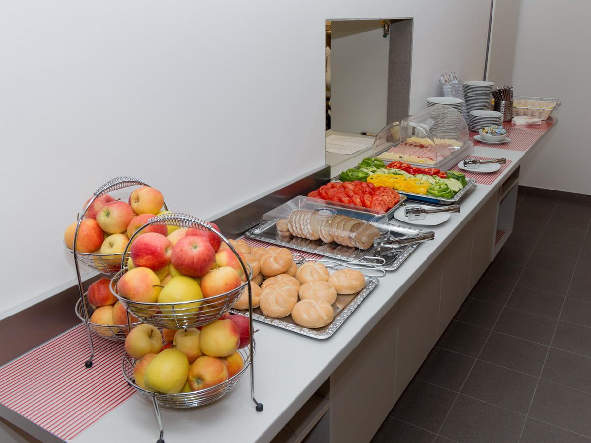 Winbudget "Bed&Breakfast" Wiener Neustadt Bagian luar foto