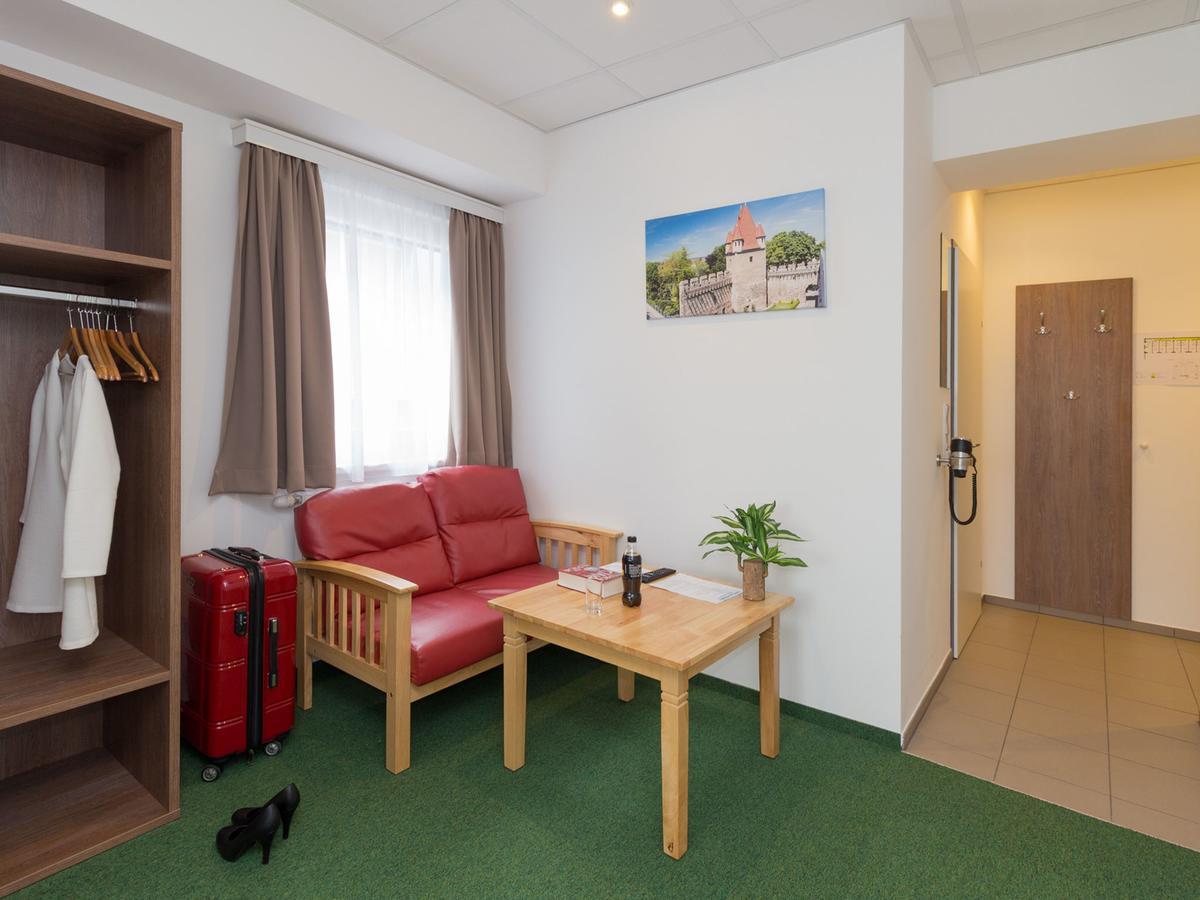 Winbudget "Bed&Breakfast" Wiener Neustadt Bagian luar foto