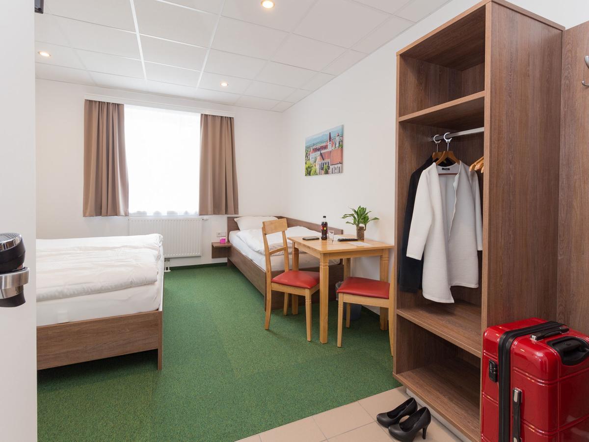 Winbudget "Bed&Breakfast" Wiener Neustadt Bagian luar foto