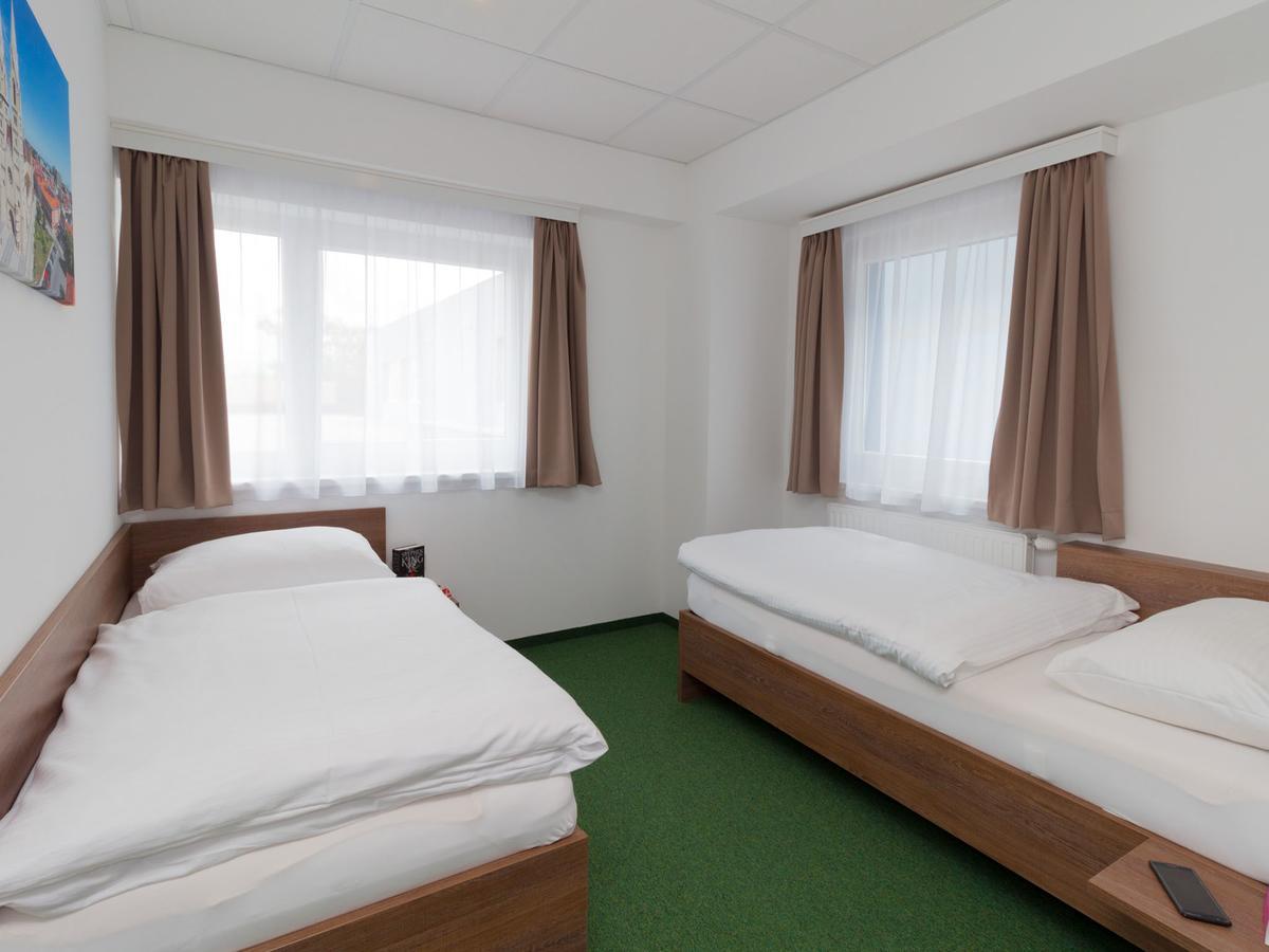 Winbudget "Bed&Breakfast" Wiener Neustadt Bagian luar foto