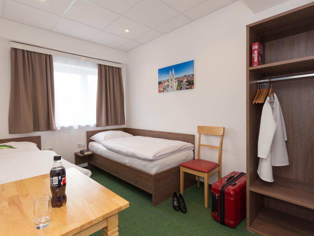 Winbudget "Bed&Breakfast" Wiener Neustadt Bagian luar foto