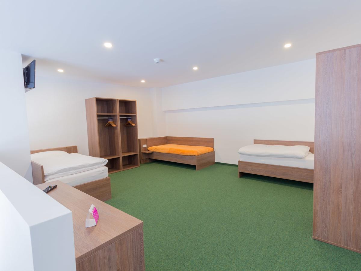 Winbudget "Bed&Breakfast" Wiener Neustadt Bagian luar foto