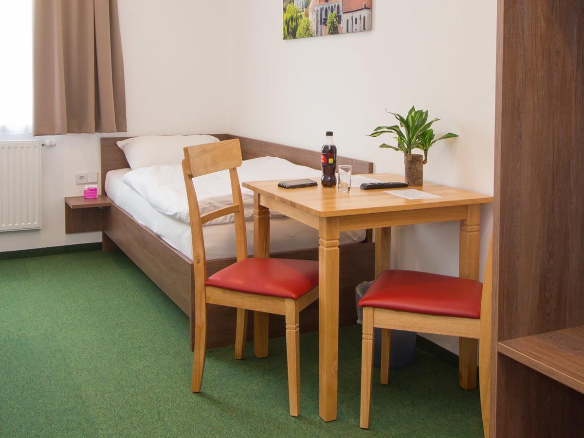 Winbudget "Bed&Breakfast" Wiener Neustadt Bagian luar foto