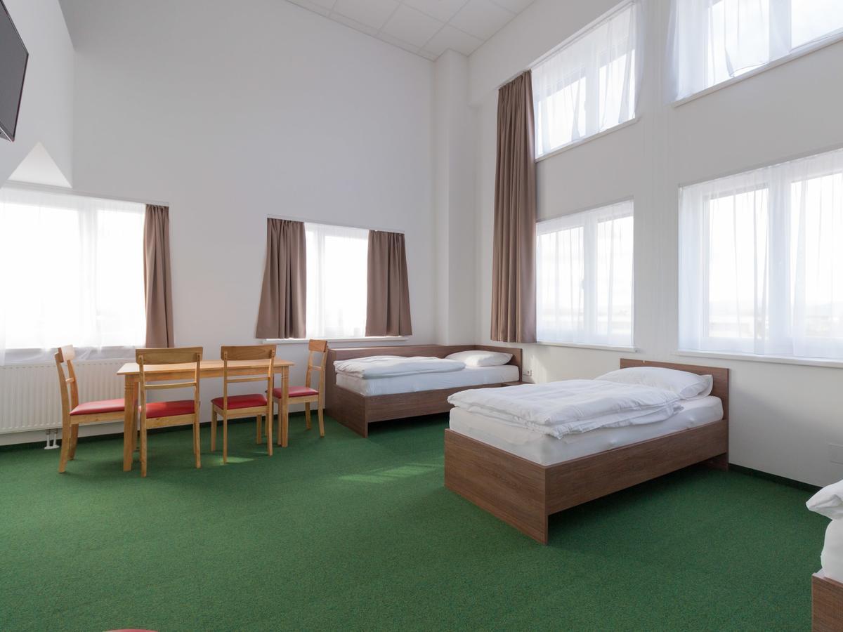 Winbudget "Bed&Breakfast" Wiener Neustadt Bagian luar foto